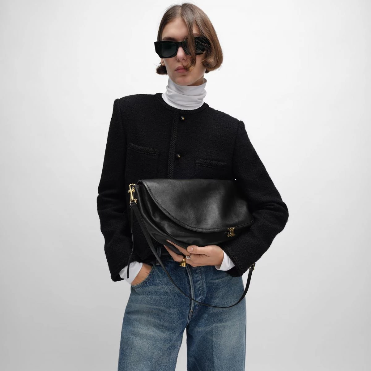 在前任設計師 Hedi Slimane 任內，他重新翻查品牌檔案，將創辦人曾用於包袋與配飾上的凱旋門 Logo「Triomphe」帶回品牌視覺。