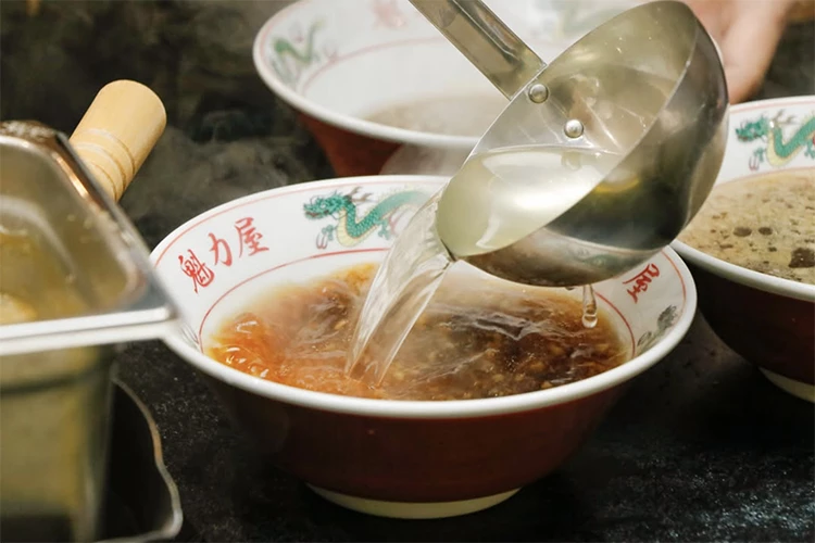 魅力屋自2005年創立以來，品牌以「京都熟成醬油拉麵」為經典代表，湯頭濃郁卻不失清爽。