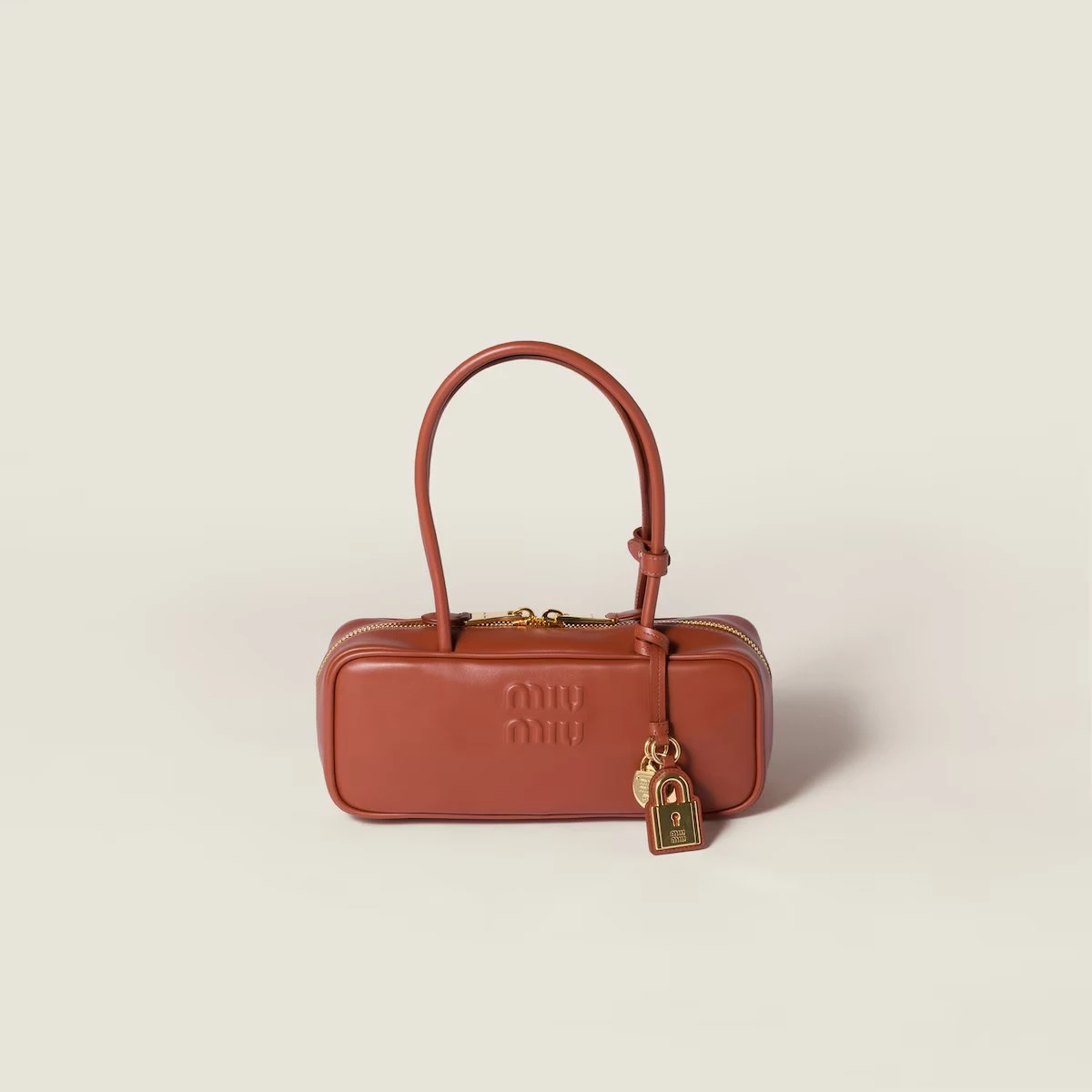 「Beau」系列包款無疑是 Miu Miu 當今最受歡迎的包款，在本季品牌將其輪廓已更為窄長的形式呈現，在細節上搭配了一只金屬鎖扣，讓包款整體呈現出更為精巧、可愛的樣貌。