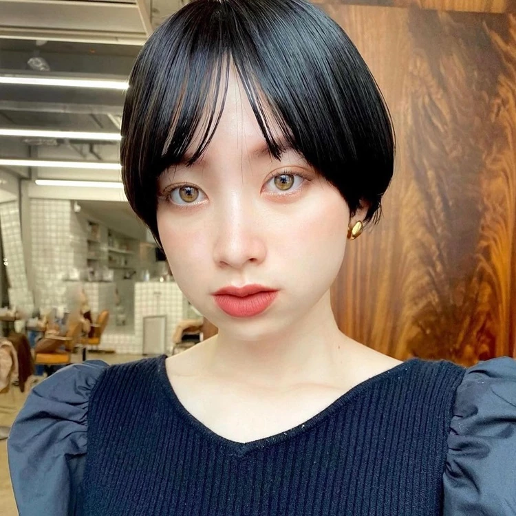 圓臉髮型推薦18：中分日系耳上短髮
