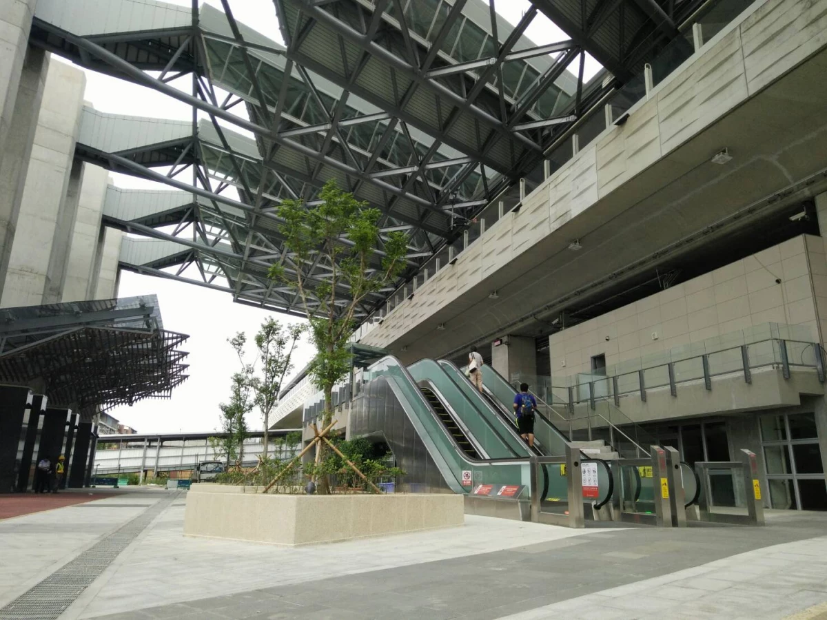 除了大型建設外，紅線也將串聯崇德商圈、潭雅神綠園道及豐原市中心等重要生活圈，並透過轉乘效益帶動一中商圈發展，進一步提升市區與豐原之間的交通便利性。依規劃，紅線服務範圍涵蓋北區、北屯區、潭子區、神岡區及豐原區五大行政區，隨著捷運藍線、紅線及其他規劃路線陸續成形，也將銜接未來橘線，串聯台中車站，提升市區、屯區及台中國際機場之間的交通便利性。