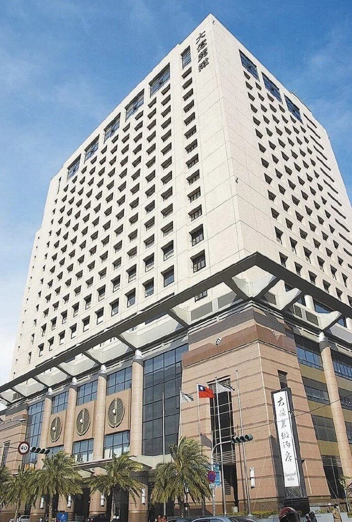 希爾頓思麗亞酒店(Signia by Hilton)將進駐台南中西區,接手原閒置許久的大億麗緻酒店,並投入 10 億元進行全面翻修。這將成為該品牌在亞洲的第一間據點,預計 2026 年開幕。飯店總經理表示,台南是該品牌在東亞的首家據點,開幕後將邀請台灣與亞洲旅客體驗融合在地文化的國際服務。未來營運將融入城市特色,打造兼具國際品質與人情溫度的住宿體驗。