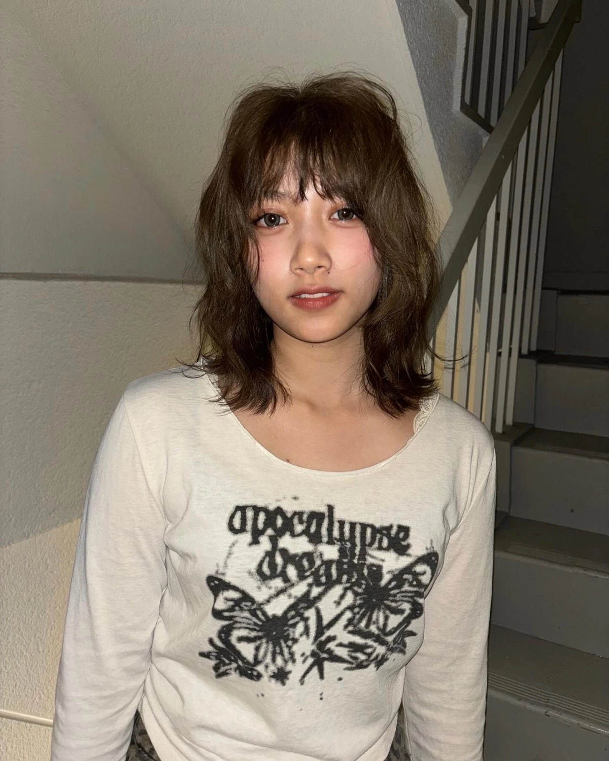 橄欖棕髮色造型推薦4：萊絲利捲鎖骨剪