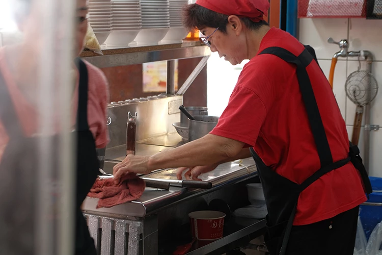 ​​​​​​​走進小小的店面，最先映入眼簾的，是那位講話直接、動作俐落的老闆娘。