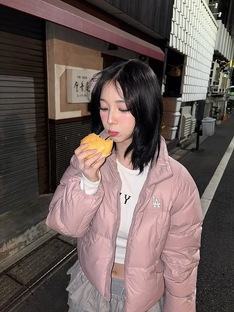 aespa Karina同款話題加持,讓這件粉色羽絨外套成為今年冬季兼具潮流感與實穿度的焦點單品。