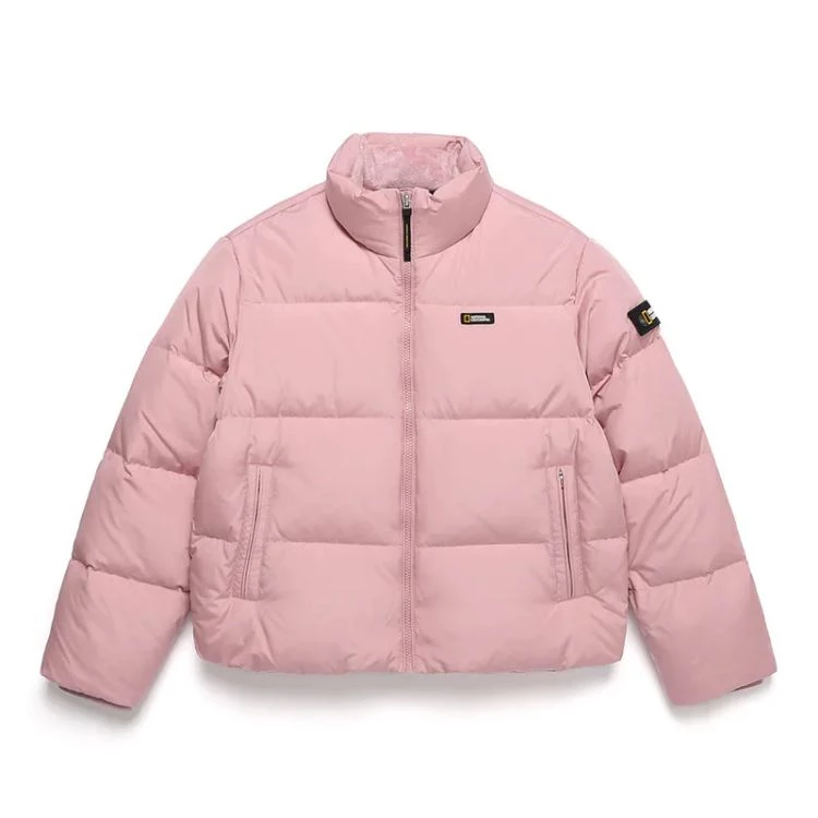 來自韓國的National Geographic Apparel,以戶外機能為核心,將科技材質融入日常穿搭。這款外套採用保暖快熱材質,可吸收來自陽光與體熱的紅外線能量並轉化為熱能,在低溫環境中有效提升保暖效率。