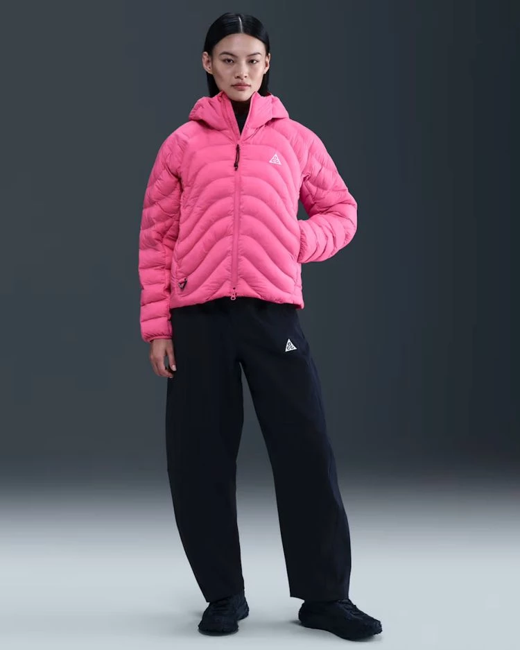 Nike這款羽絨外套主打保暖、抗水與輕盈兼具的機能表現,並以實地戶外測試驗證其實穿性,即使面對寒冷的沙漠夜晚,也能穩定應對溫差變化。