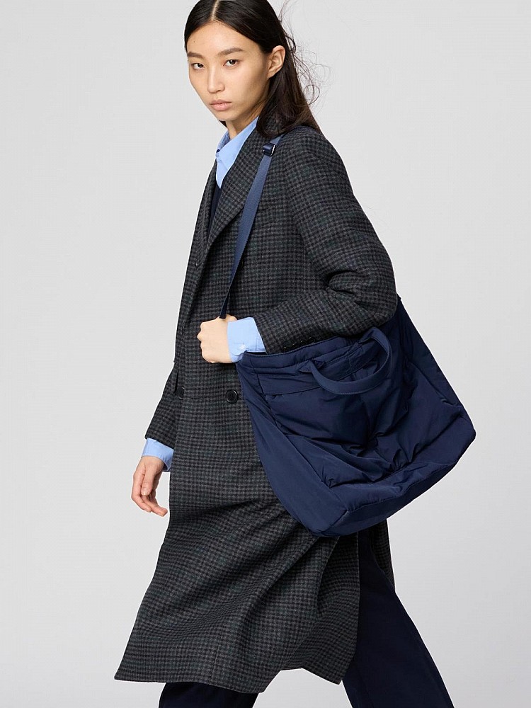 「2Way萬用包」內部設有3個內袋＋2個外袋，可輕鬆分類放置手機、錢包、水壺、平板或小物，不必再為東西亂成一團而煩惱。無論是日常通勤還是三天兩夜小旅行，這款包都能滿足收納需求。