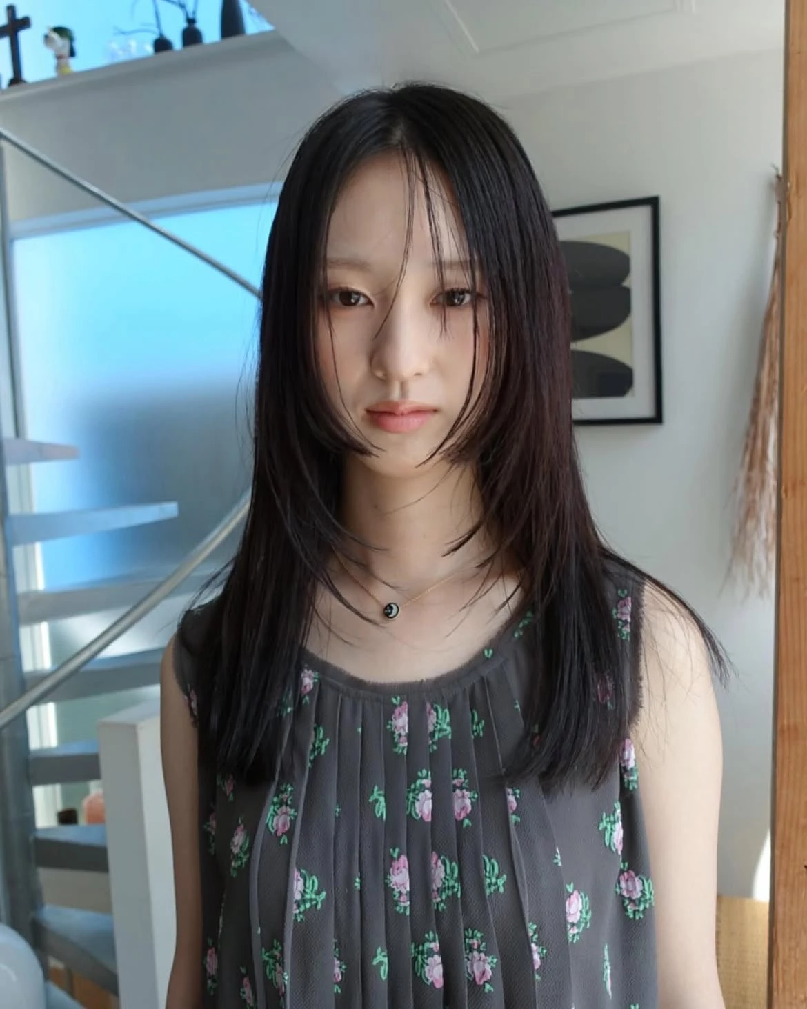 中分層次剪髮型推薦2:輕盈黑直髮