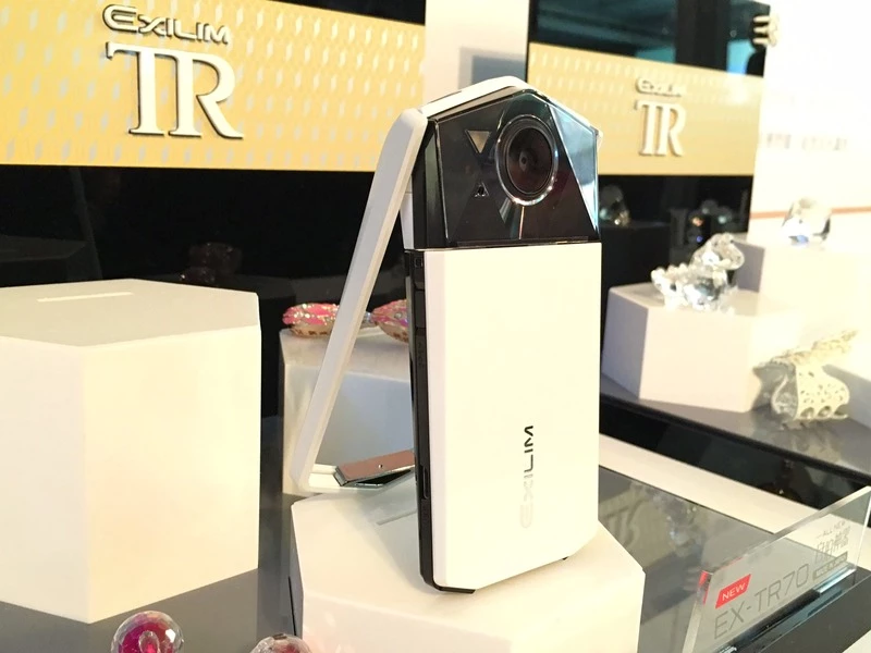 自拍神器 EX-TR70 & Xperia Z5新貨到 女性3C豈止搶眼 更躍升時尚配件