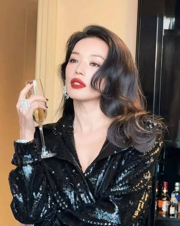 舒淇大旁分長髮造型3：復古伊莉莎白捲