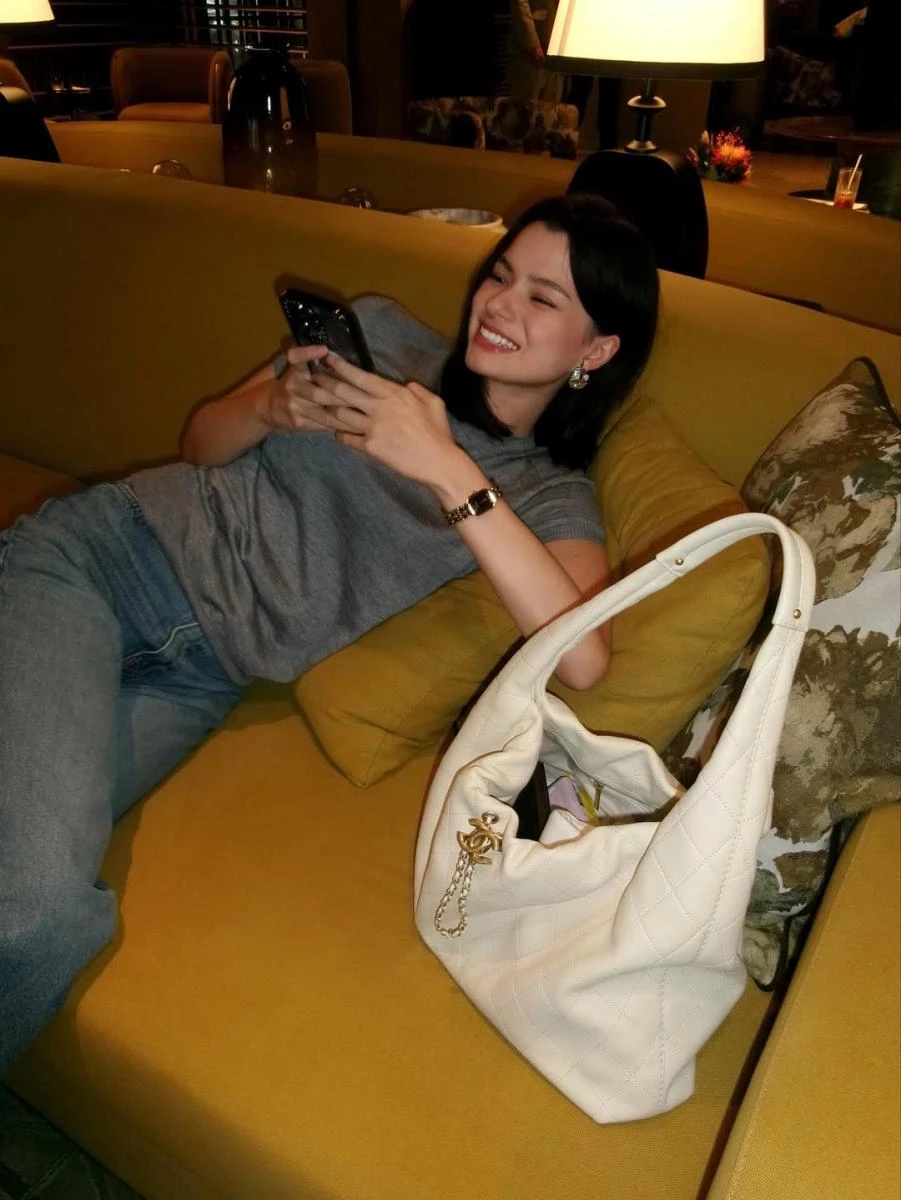 泰星 Becky(Rebecca Patricia Becky Armstrong),以絕佳的好氣質,成為 Chanel 品牌中備受關注的新面孔,在一次的私服穿搭中,她以一身輕鬆的灰色T恤穿搭,搭配「CC Spring」流浪包抓住粉絲目光