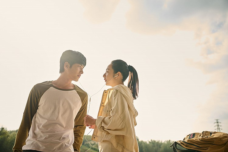 《如果我不曾見過太陽》由《想見你》原班幕後團隊操刀製作，找來一諾影視製作，編劇林欣慧、簡奇峯執筆，名導蔣繼正與金鐘最佳編劇簡奇峯聯手執導。