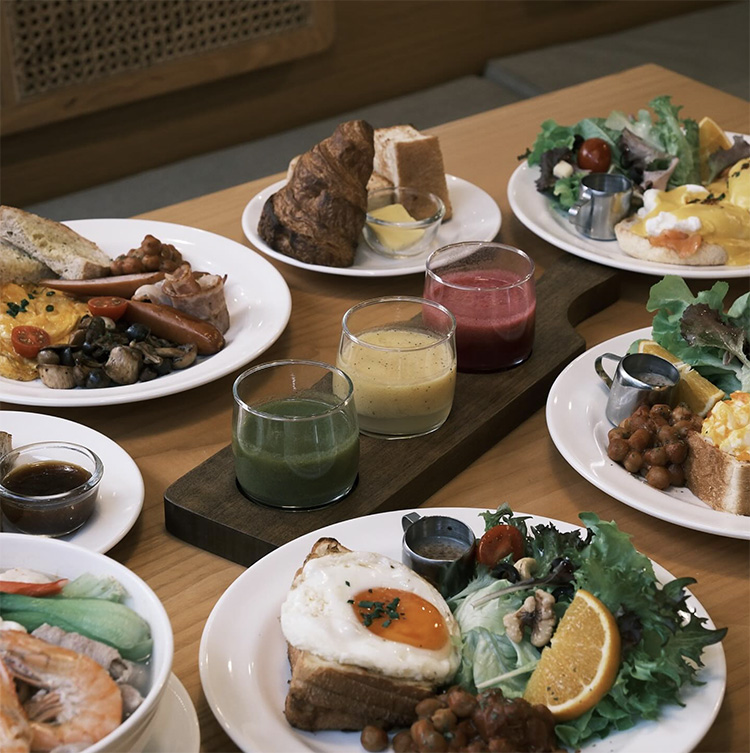 在這樣的空間裡,餐點更像是對光與時間的回應。