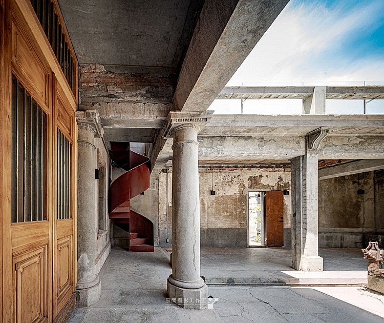 2025台南景點推薦2  信義街「硓𥑮石黃宅」如今在台南義昌文教基金會的修復活化下，原本的硓𥑮石牆面與木構架被細心保留下來與現代設計並存，走進黃宅猶如翻開一頁府城老照片，是旅人認識台南百年故事的絕佳新場域。