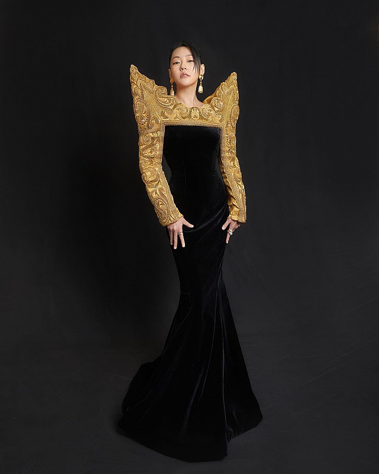 以極具戲劇張力的誇張墊肩設計展現滿滿氣勢，小S在2022金鐘獎身穿 Moschino 黑金刺繡禮服，金色立體刺繡在聚光燈下閃耀，貼身剪裁勾勒出修長曲線，搭配 Bvlgari 珠寶 與 Aquazzura 高跟鞋，細節處盡顯女王姿態！