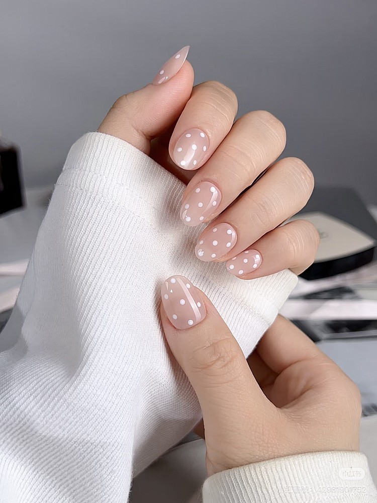 2025裸色光療美甲推薦12：透膚波點