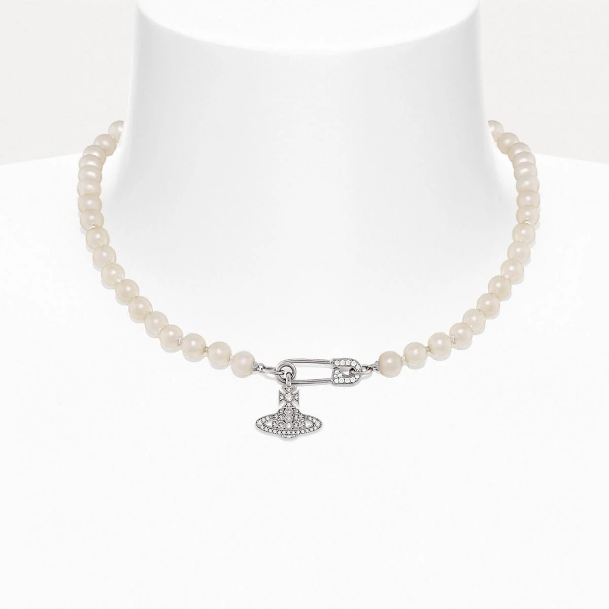 在 Vivienne Westwood 的世界裡，珍珠永遠帶著一點不服從。Lucrece 項鍊以玻璃珍珠串連安全別針吊飾，並綴上鑲水晶的經典土星標誌。這是一條兼具龐克與浪漫的珠寶，彷彿在提醒著我們：優雅不一定要溫柔，也能帶點鋒芒。