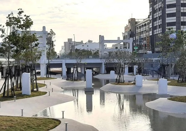 台南市中心藏著一個秘密基地——河樂廣場。這裡原本是舊城最熱鬧街區底端中國城的舊址,經過翻修後搖身一變,成為結合水景、綠意與歷史的都市綠洲。