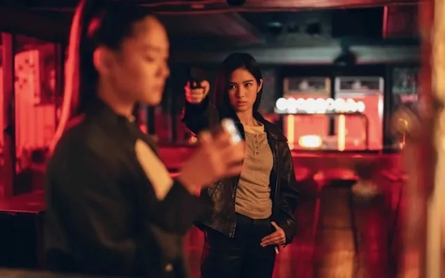 而這部劇的兩位女主角表現也十分搶眼,新生代實力派演員雷嘉汭這次不只是單純被安排來推進主角的感情線,而是一出場就帶著強烈的神祕感與攻擊性,甚至會直接在任務中阻撓江福生和薛秋楠,比起讓她落入典型的神祕美女套路,她在劇中更不是為了襯托兩個男主角存在,而是有自己的任務與判斷的大女主。