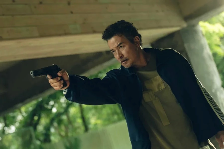 以《親愛的,我愛上別人了》、《做工的人》、《逆局》、《八尺門的辯護人》等劇,四度奪下金鐘獎的影帝李銘順,這次飾演的江福生,不是一登場就氣場全開的黑道大哥,而是一個負債、人生卡關、想退出江湖卻又被現實拖回去的中年魯蛇,被迫加入青和宮後,從一個只想顧好自己的人,慢慢變成得和薛秋楠搭檔,甚至捲進更大的地下秩序,而比起單純耍帥,李銘順這次讓江福生成為一個很有生活感的大哥,看來明年又有機會讓金鐘獎評審頭痛了。