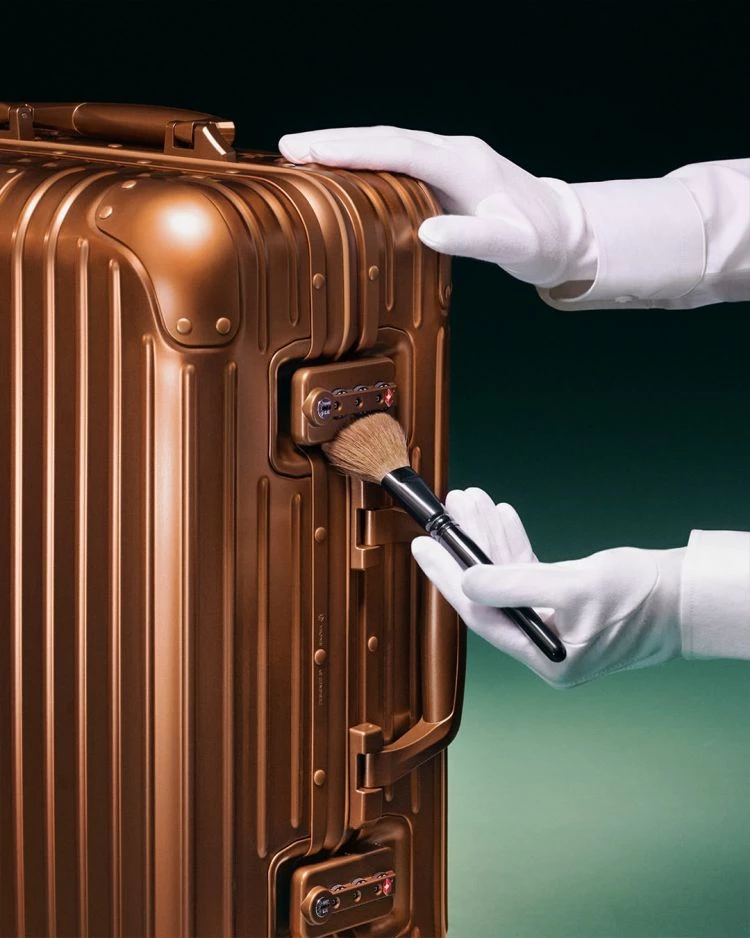 Rimowa官方明確指出，聚碳酸酯箱體清潔時應以清水搭配柔軟布或海綿進行擦拭，遇較難去除的污漬可使用含異丙醇等酒精墊來輕擦。