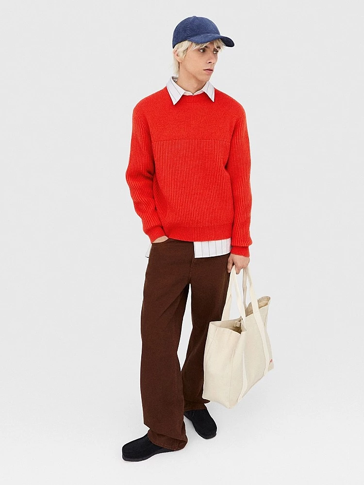這款Uniqlo×JW Anderson帆布托特包設計以中性風格為主軸，打造出男女都能輕鬆駕馭的實用單品。包身採俐落長方比例與立體結構設計，而配色上推出橘紅、米白、湖水藍與深藍四款搶眼有活力的色調，展現出色彩搭配的高級感。