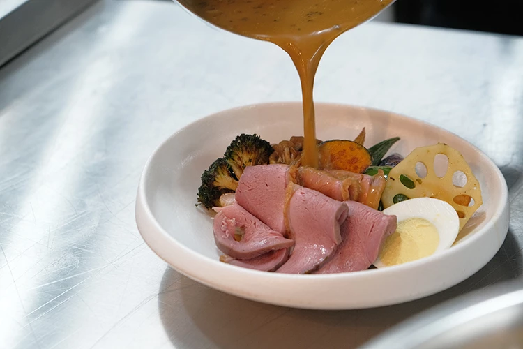 品牌在日本的聲量同樣亮眼，連續兩年入選食百大咖哩名店，以3.69分站上頂級湯咖哩之列，在咖哩名店雲集的札幌也是極具代表性的存在。