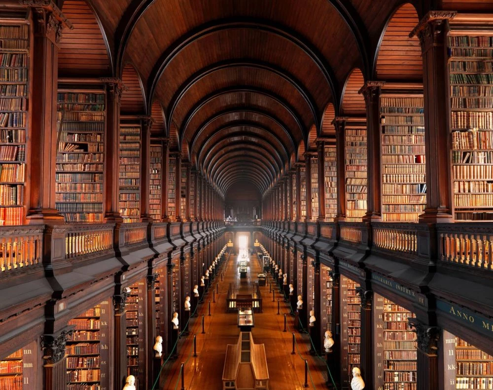 作為愛爾蘭都柏林大學三一學院的圖書館,三一學院圖書館(The Library of Trinity College Dublin)被評選為全球最美圖書館。這座圖書館宛如魔法世界中的秘境,也是電影《哈利波特》霍格華茲魔法學院的取景地之一。館內最具代表性的空間:長廊(Long Room),長達 65 公尺,兩側排列著歷代文學巨匠的雕像,加上書籍的陳列,彷彿置身歷史洪流之中。