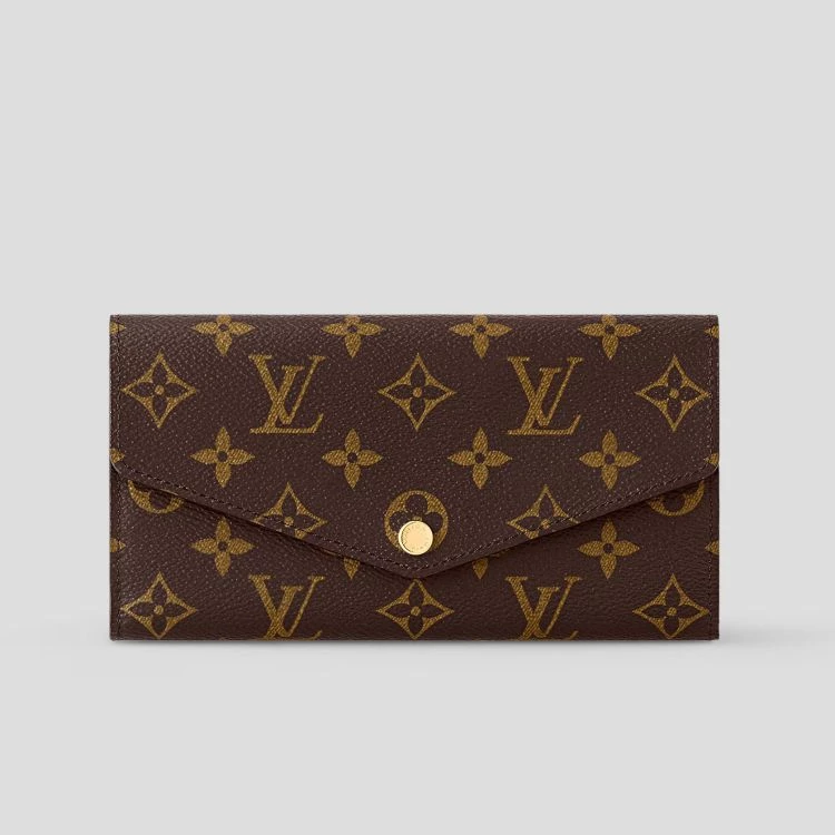 Louis Vuitton Sarah錢包是品牌歷久不衰的經典款式,以深棕色Monogram帆布搭配粒面皮革襯裡,信封式翻蓋設計內藏寬敞收納空間,包含雙大型隔層、中央拉鍊零錢袋與多個卡片夾層,能讓鈔票平整放置、分類清楚,實用性高!