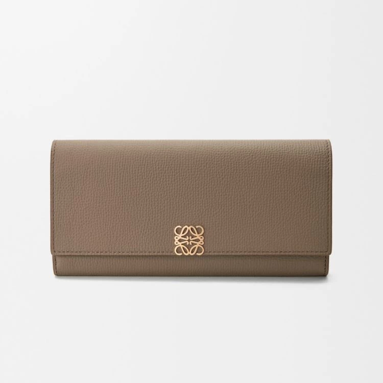 Loewe這款長夾以細緻粒面皮革打造,翻蓋設計搭配Anagram金屬標誌,展現品牌一貫的工藝美感。
