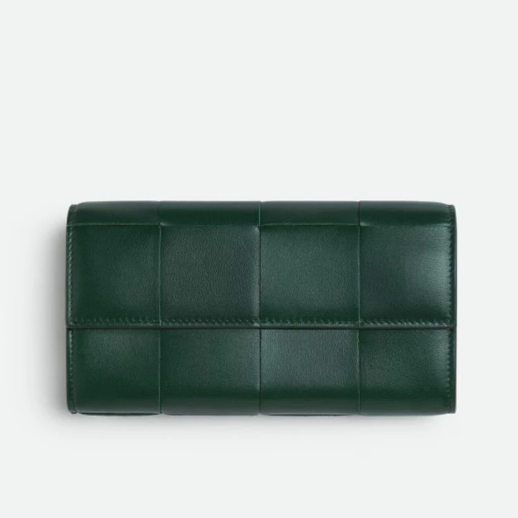 Bottega Veneta翻蓋長夾以經典Intreccio納帕皮革編織,並可透過工匠手工訂製,飽和墨綠色在視覺上深沉而不厚重,介於黑色的內斂與綠色的生命感之間,給人一種不張揚卻很有底氣的印象。