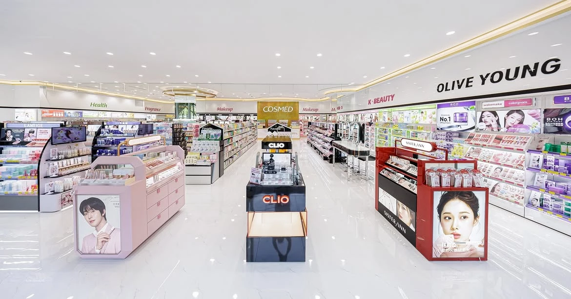 康是美的擴張策略並非單純增加店數,而是同步推動「大型化」與「複合化」
