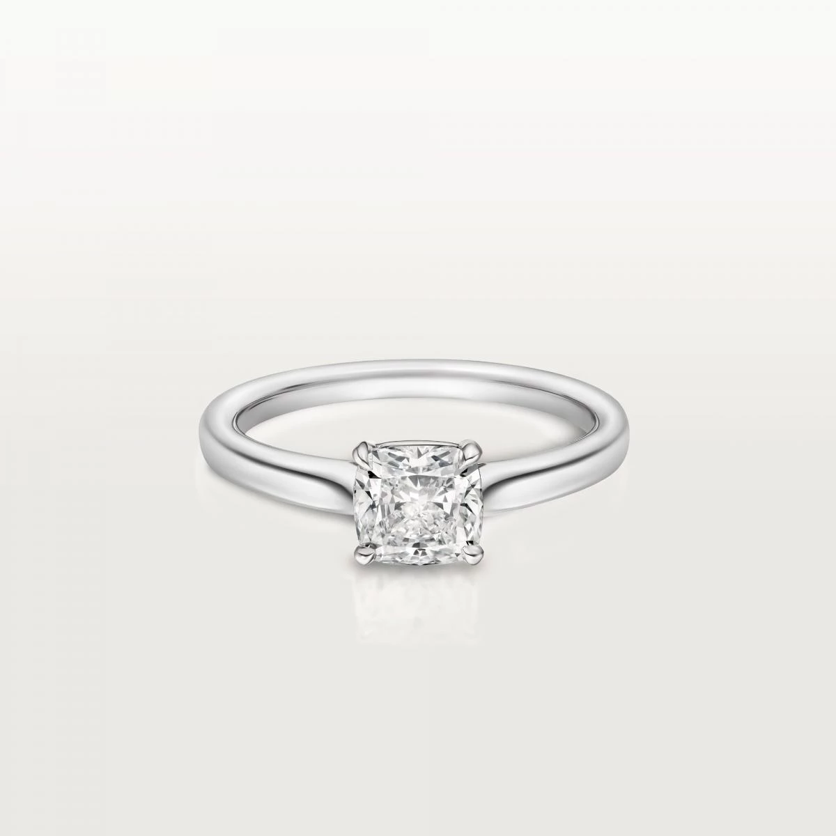 1895 系列是 Cartier 婚戒的經典之作，也是 Lulu 與陳漢典選擇的款式。這枚枕形切割主石，把柔美和力量融合得剛剛好，低調中帶著高雅氣質。