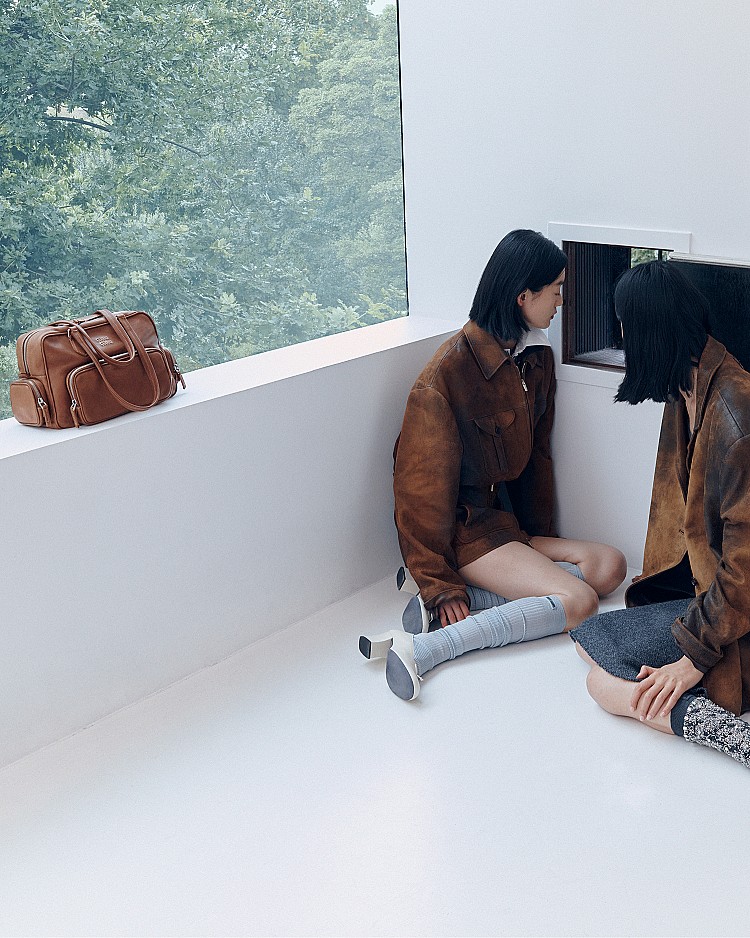 Miu Miu 2025七夕情人節廣告釋出！由Coco Kwu掌鏡，模特兒齊浩潔與蔣瑞琪於極簡私居空間演繹浪漫復古與叛逆風格服飾與配飾