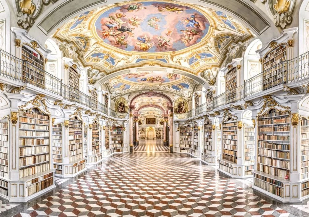 成立於 1776 年,坐落於奧地利阿德蒙特小鎮的阿德蒙特圖書館(Admont Abbey Library),是世界上規模最大的修道院圖書館,同時也是晚期巴洛克建築的華麗傑作。純白的建築主調搭配金色點綴,宛如走進一幅神聖的畫作,每一處細節都令人驚艷。抬頭可見色彩繽紛的天花板濕壁畫,也是迪士尼經典動畫《美女與野獸》中,壯麗圖書館場景的靈感來源之一。
