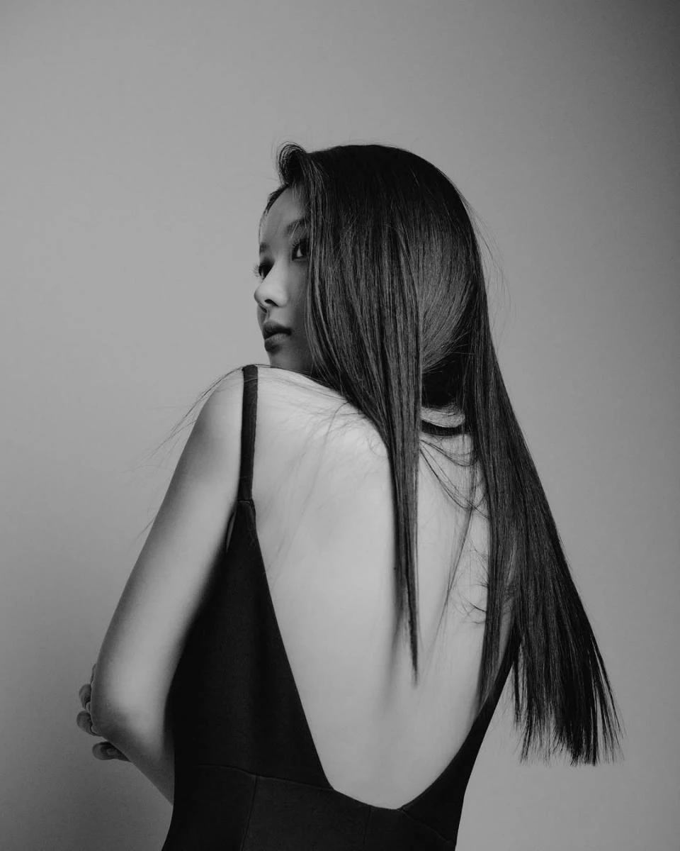 金裕貞（Kim Yoo-jung，1999 年生）是韓國從小備受關注的演員代表之一。