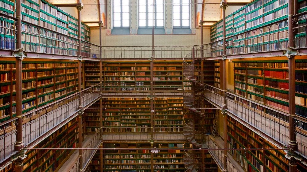 坐落於荷蘭國立博物館(Rijksmuseum)之中,奎佩爾圖書館(Cuypers Library)開放於 1885 年,是荷蘭歷史最悠久、藏書最豐富的藝術史研究圖書館,館藏約 45 萬冊。館內的新哥德式建築風格,嚴謹且莊重,挑高的空間與天窗設計,讓自然光灑落,營造出靜謐且專注的閱讀氛圍。如果你想俯瞰這座圖書館,可前往 2.16 展廳的陽台,無需預約即可進入欣賞。