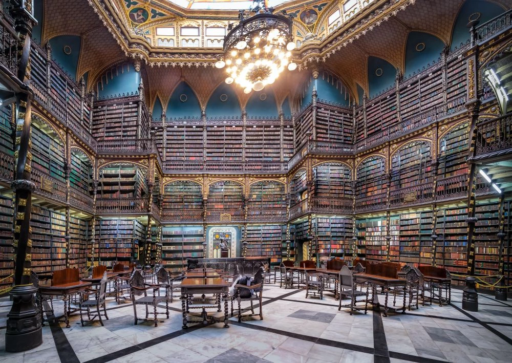 坐落於巴西的里約皇家葡萄牙語閱覽室(The Royal Portuguese Cabinet of Reading),藏書量超過 35 萬冊,包括:珍貴的首版書籍及葡萄牙文學的最大海外收藏,是葡萄牙文化在海外的重要據點。建築設計靈感來自葡萄牙 16 世紀的熱羅尼莫斯修道院(Jerónimos Monastery),館內設有多尊葡萄牙著名探險家與文學巨匠的雕像,彰顯出整體空間的莊嚴以及雄偉。