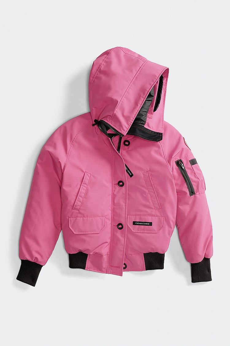 Chilliwack飛行員夾克成為秋冬的重頭戲，誕生於1980年代、原為北極跑道叢林飛行員打造的經典設計，在本季以Hot Pink顏色全新登場，濃郁而不艷麗的色調，為飛行員夾克注入時裝感，是必須收入冬季衣櫥的風格單品！