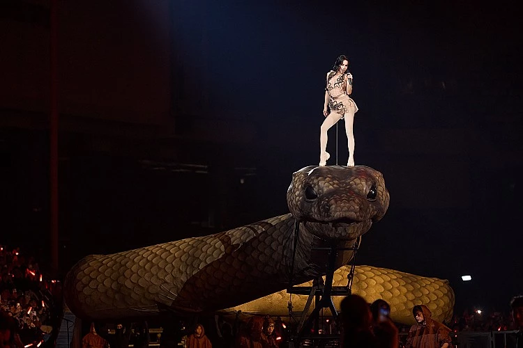 在這次演唱會上，Jolin 搖身一變成為「馴獸女王」，把「人間樂園」變成萬獸派對，率領巨型公牛、大蛇、飛馬、金豬、蝴蝶海馬、長頸馴鹿、象鼻魚 等 20 隻奇幻混種動物傾巢而出翻玩大巨蛋， 集視覺震撼、敘事象徵與娛樂效果於一身，更讓不少歌迷直呼根本是「奧運等級」的規格