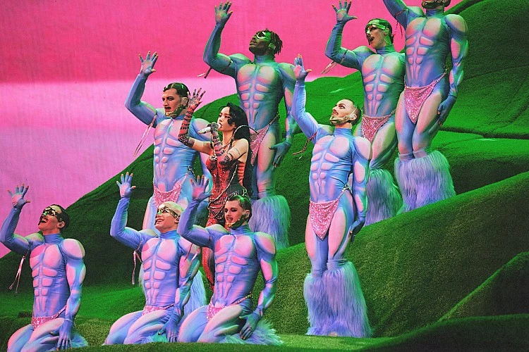 這次演唱會在 150 分鐘內，Jolin 一連帶來超過 30 首的精彩歌曲，不只新專輯《Pleasure》一首歌都沒落下，經典舞曲包含〈特務 J〉、〈大藝術家〉、〈甜秘密〉、〈美人計〉、〈花蝴蝶〉、〈看我 72 變〉、〈日不落〉、〈馬德里不思議〉、〈說愛你〉、〈愛無赦〉、〈怪美的〉、〈舞孃〉、〈PLAY 我呸〉...在歌曲與舞蹈方面也都重新編排。
