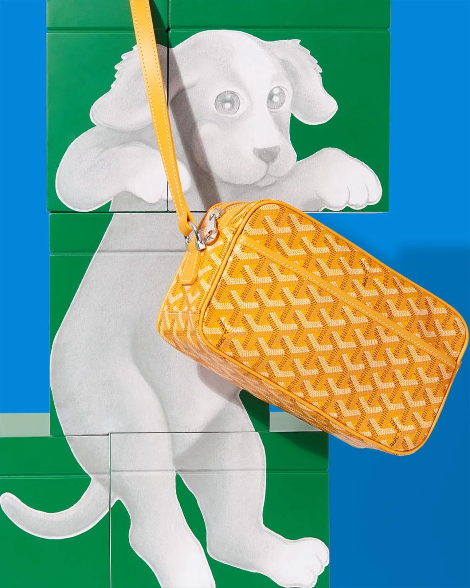 Goyard 全球僅設有約 35 間實體專賣店，維持小規模營運模式，且未提供線上購物服務。據悉，Goyard 規定每位顧客每年最多只能購買 2 款相同款式的手袋，全年最多僅能購買 5 件 Goyard 產品。儘管購買條件如此嚴格，品牌仍在去年繳出亮眼的營收成績。值得注意的是，2013 年 Goyard 的年營收僅為 4,110 萬歐元（約新台幣 14 億元），如今已成長近 20 倍。