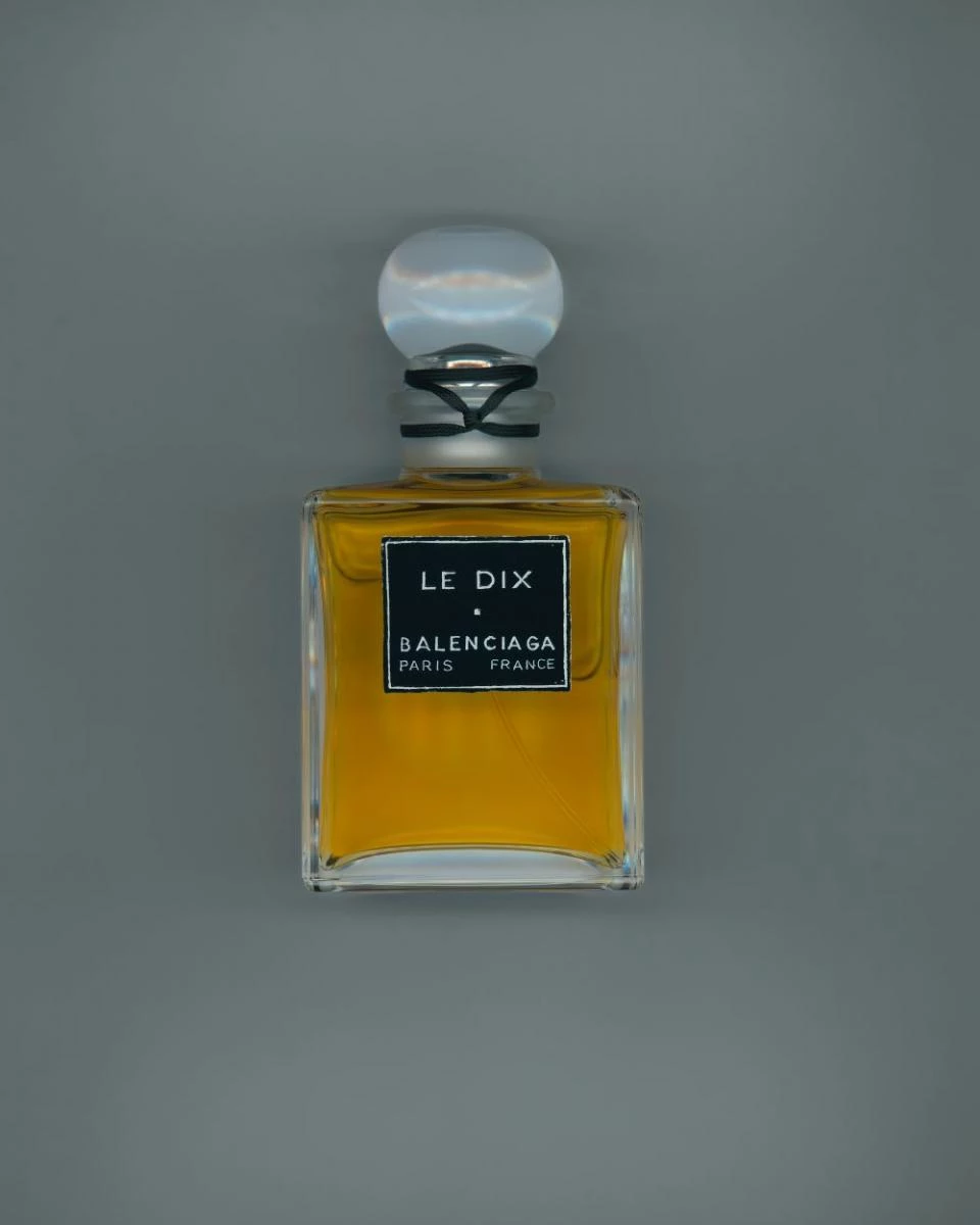 相隔 78 年,巴黎世家從品牌檔案庫中找到關於首款香水「Le Dix」的珍貴紀錄,並在一位美國私人收藏家手中,發現目前已知僅存的 1947 年原版「Le Dix」。有別於大眾印象中那款脊狀瓶身,這瓶原創香水其實採用更古樸典雅的設計。品牌從中獲得靈感,藉由復刻方式,讓世人再次感受到創辦人留下的經典香氛精神。