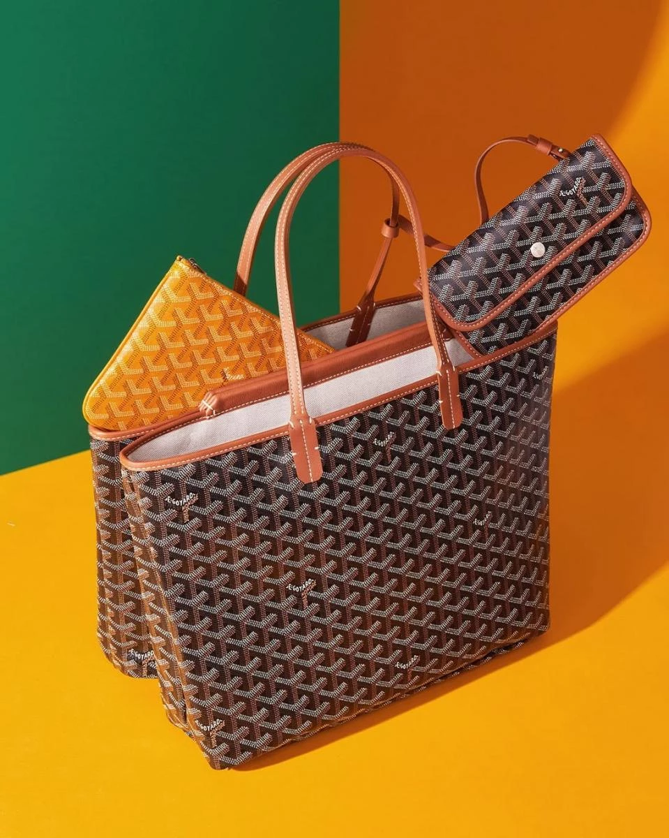 創立於 1853 年，Goyard 被譽為全球最神祕、最低調的奢侈品牌，其品牌價值不僅建立於傳統手工技藝與限量供應，更源於對歷史傳承的堅持。從拿破崙三世時期的王室御用行李箱製造商，到今日引發全球排隊搶購熱潮的圖騰帆布包袋，Goyard 始終拒絕鋪張的廣告與名人代言，選擇以品質與工藝說話。這種「不說話的品牌哲學」進一步強化了其神秘感，也成為品牌最重要的無形資產之一。