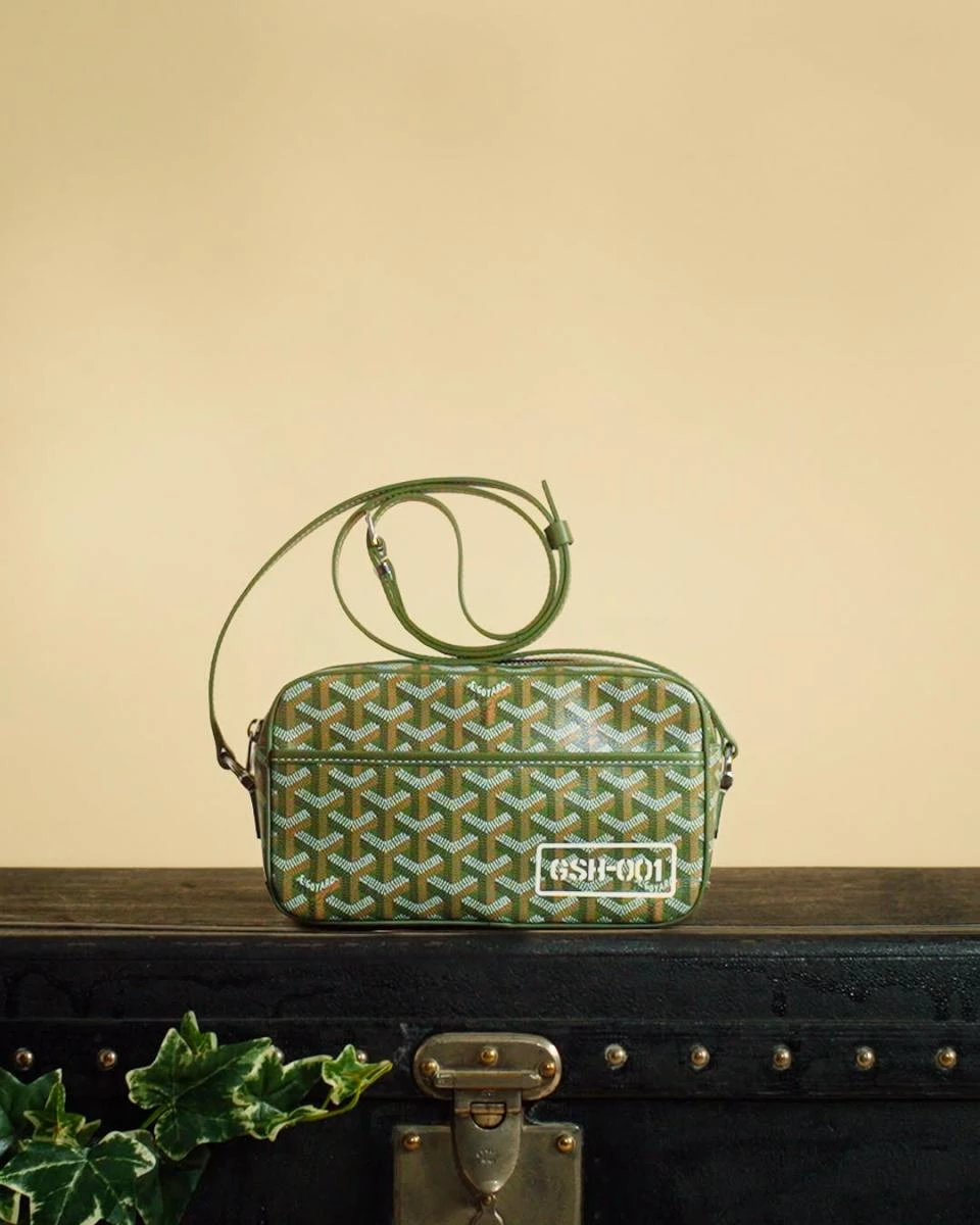 被譽為全球最神祕、最低調的奢侈品牌,法國百年皮具品牌 Goyard 近日公布 2024 年財報,年營收達 8.1 億歐元(約新台幣 289 億元),較去年同期增長 64%。在整體奢侈品市場成長放緩的當下,Goyard 仍能以如此驚人的速度成長,實屬罕見。海外市場貢獻超過一半營收。值得一提的是,Goyard 全球僅有 35 間門市,且不提供線上購物,展現強大品牌力。