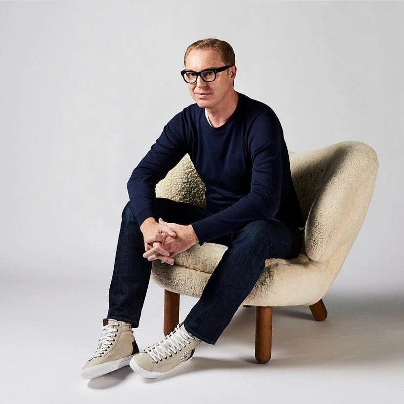 Coach 現今的成就,不得不提,創意總監 Stuart Vevers(斯圖爾特·維弗斯),在他長達十多年的掌舵,堅定地實施「年輕化」策略,為品牌嶄新的活力與動能,透過社群平台的操作,在年輕的消費者心中注入全新的品牌形象,效果得以彰顯
