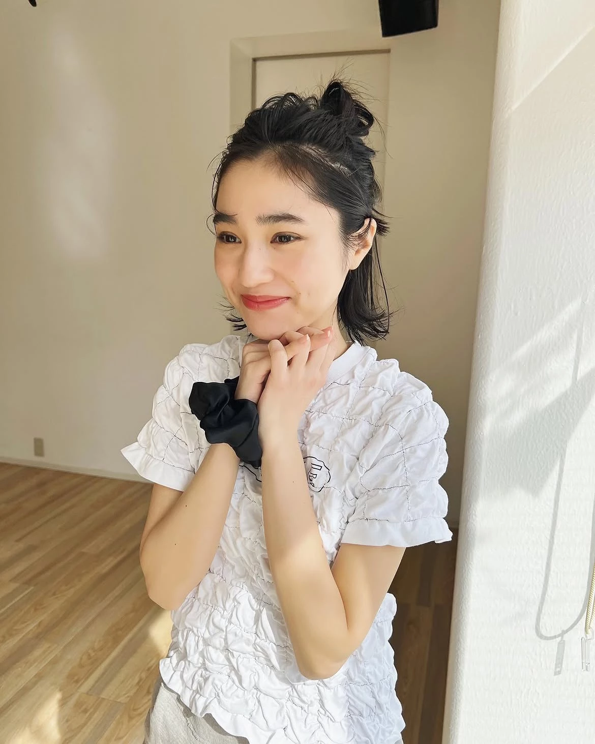 公主頭短髮造型推薦2:手抓感丸子頭