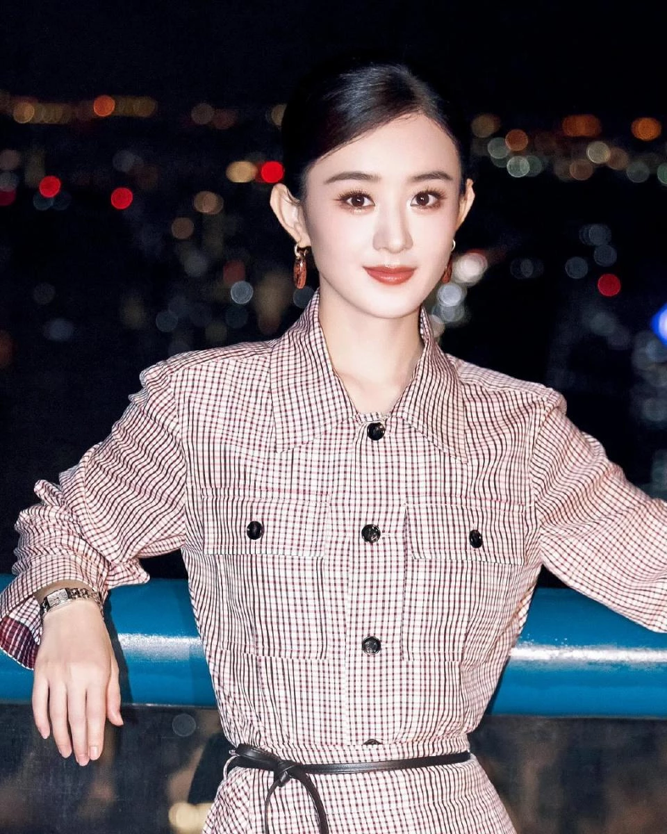 格紋套裝若穿不好容易顯成熟,但趙麗穎選擇的是細緻、小尺度的格紋,搭配合身剪裁與腰帶設計,讓輪廓清楚、不顯老氣。這類造型的重點在於「線條感」,只要腰線明確,格紋反而能帶出優雅又不厚重的氣質。對於偏好經典風格的女性來說,是相當安全、又具減齡效果的選擇。