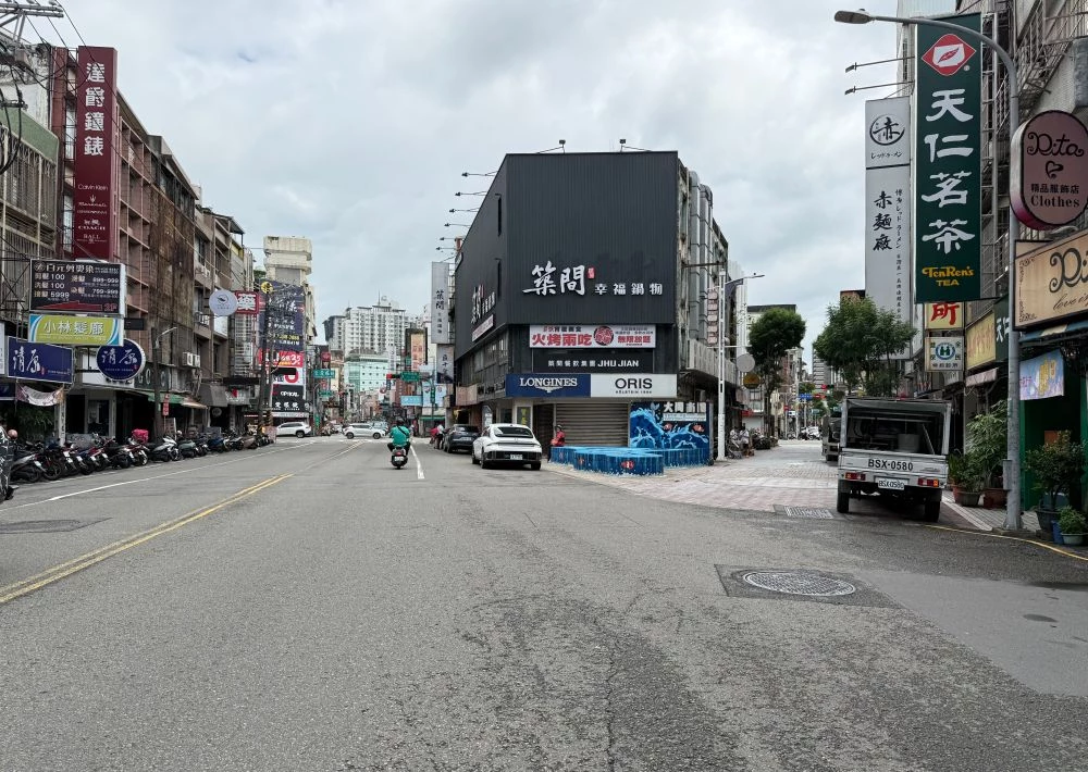 作為人本環境改善的重要一環,桃園都發局首次在中壢市區大膽嘗試,將原先大同路與新生路的交點處,打造全新的市民街角廣場,透過長達 100 公尺的人行道,讓這個三角路段具備成為潛力休憩空間的條件,透過植栽綠意的點綴與露天座位的設計,串連一旁店家,打造出寬敞舒適的城市語彙,邀請居民不單單只是經過而已,還能坐下來啜飲一杯咖啡香與茶香。